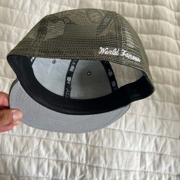 Supreme new era fitted hat 7 1/8 brand new - Picture 3 of 3